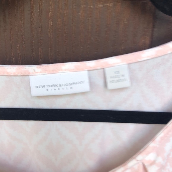 NY&Co Pink and white patterned dress shirt. - Picture 5 of 5
